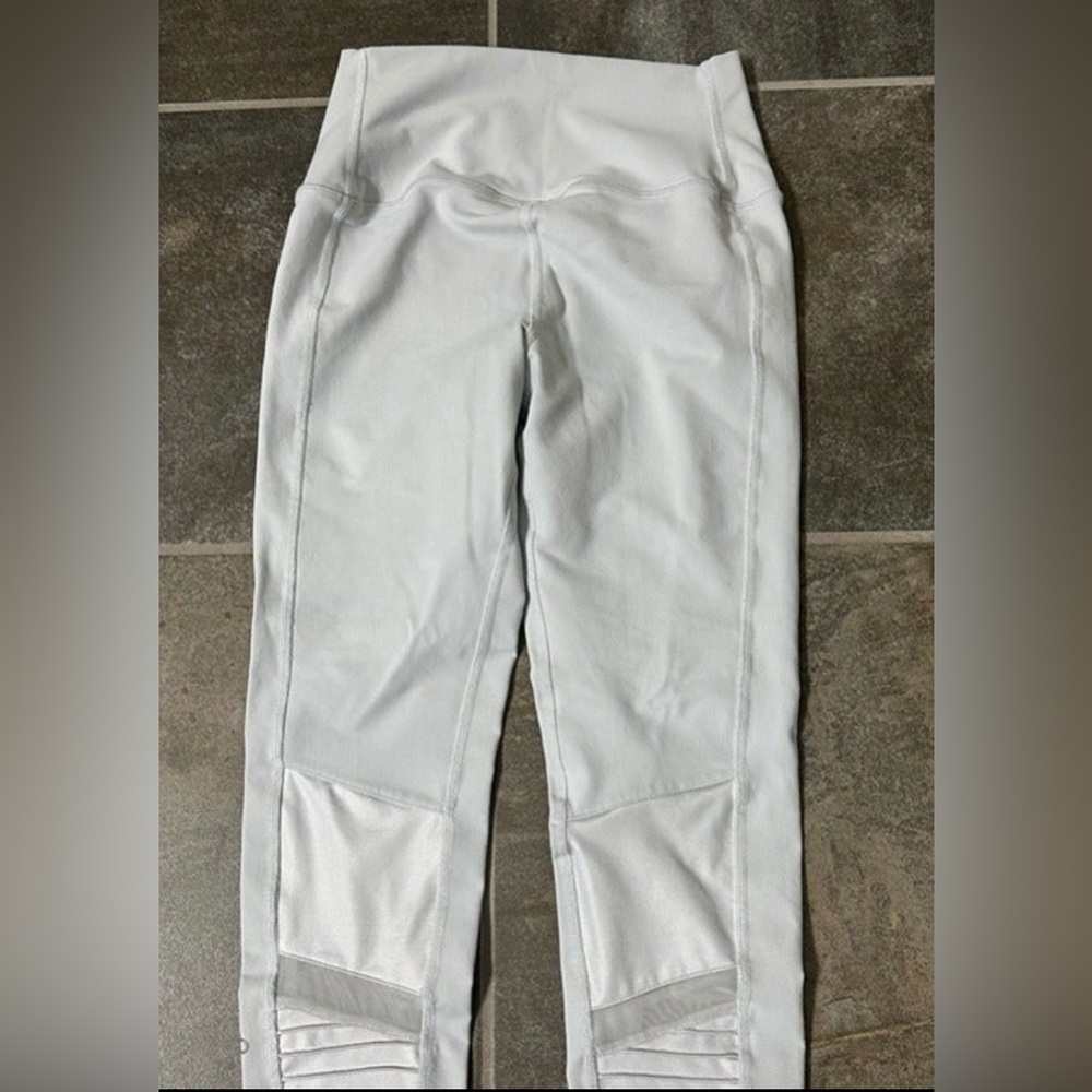 Alo Yoga Moto Leggings | White / Dove Gray | Size M - Picture 11 of 12